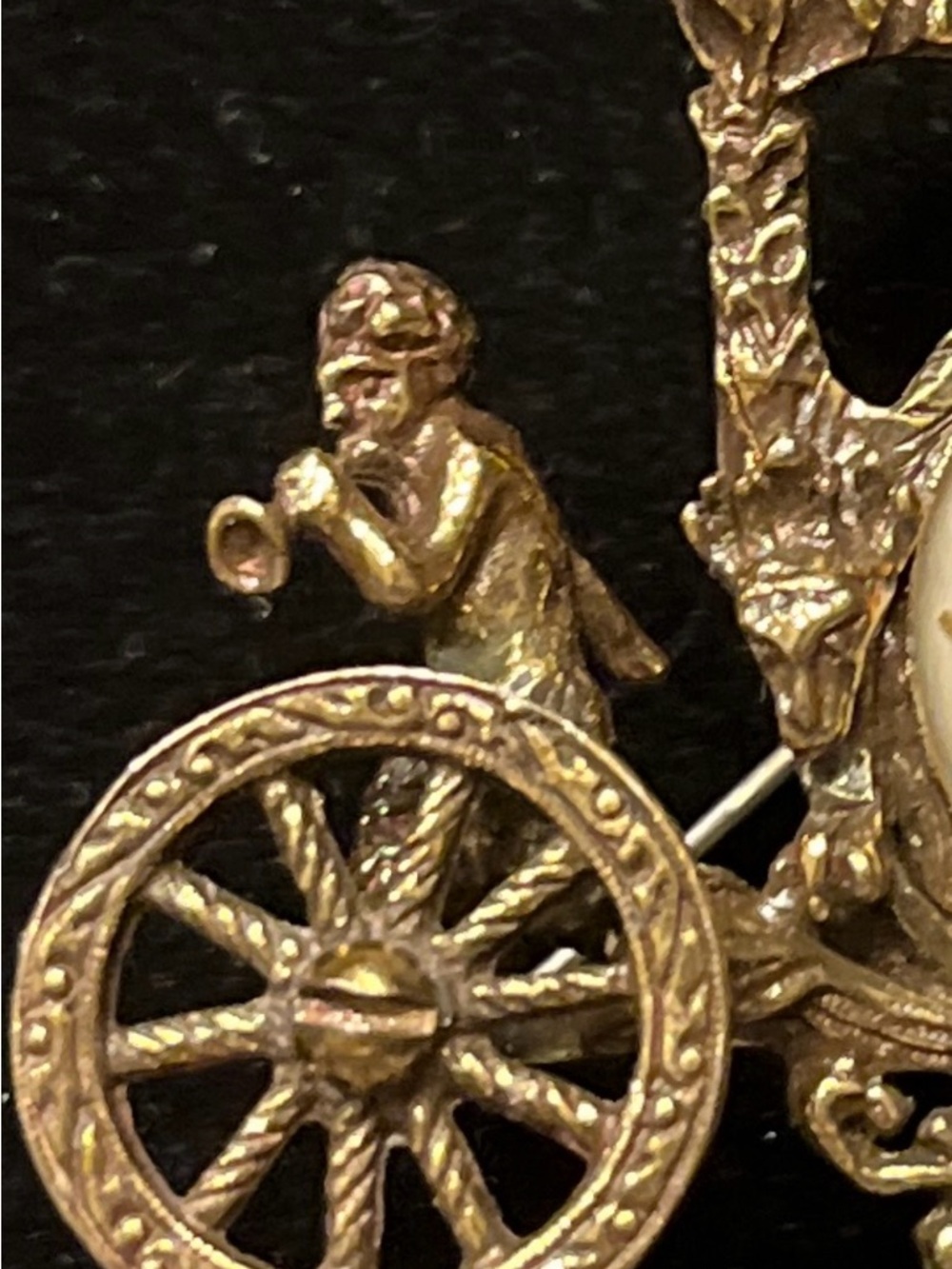 Vintage Gold-Tone Carriage Brooch with Red Rose Dial - Picture 6 of 7